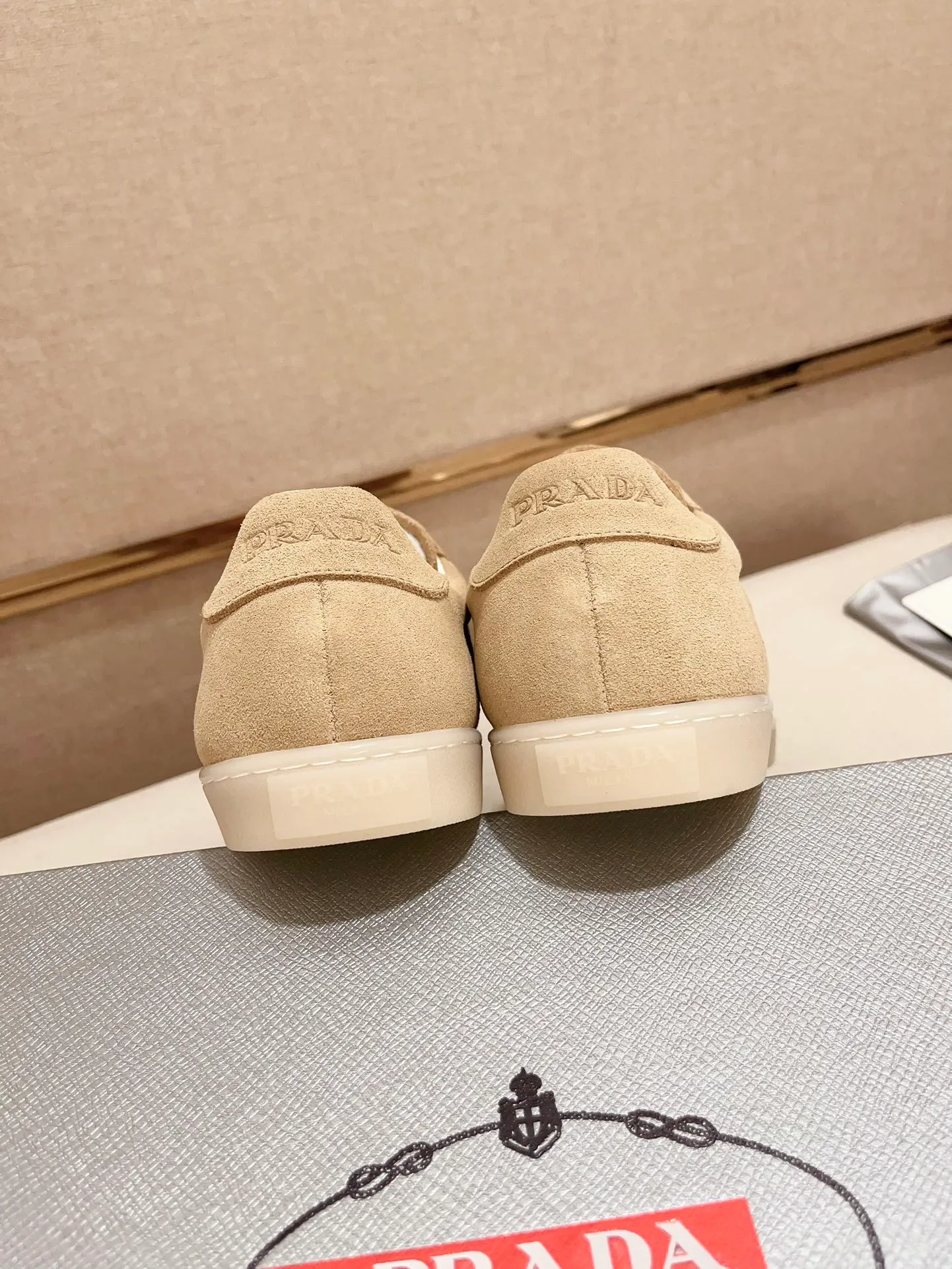 Men's Men's Shoes 💰 500💰 ✔️✔️✔️Higher version High-quality new PRADA (Prada) counters are launched simultaneously. The new men's shoes and 😘fabrics are made of high-tech glue-making technology. Lining: Full cowhide lining. 👍🏿 High-end ☄️ air-cushion molded anti-slip rubber outsole, exquisite lines, simple and elegant, comfortable and high-end for leisure travel. Code number: 38 to 44 (45 can be customized and cannot be returned or exchanged)